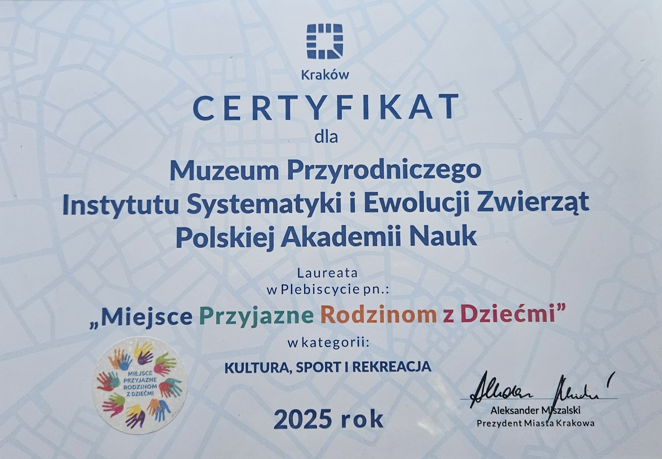 Certyfikat potwierdzający przyznanie tytułu „Miejsce Przyjazne Rodzinom z Dziećmi” 2025 dla Muzeum Przyrodniczego ISEZ PAN